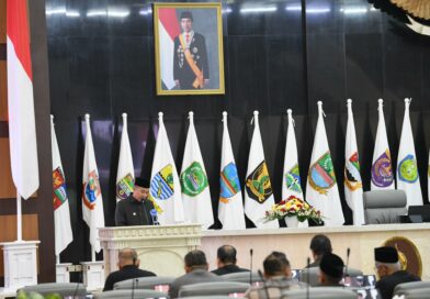 Penjabat Gubernur Bey Machmudin Sampaikan Dua Rancangan Perda kepada DPRD