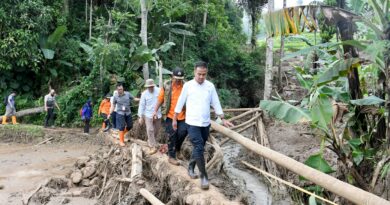 Bey Machmudin Tinjau Lokasi Banjir Bandang dan Longsor di Cipongkor