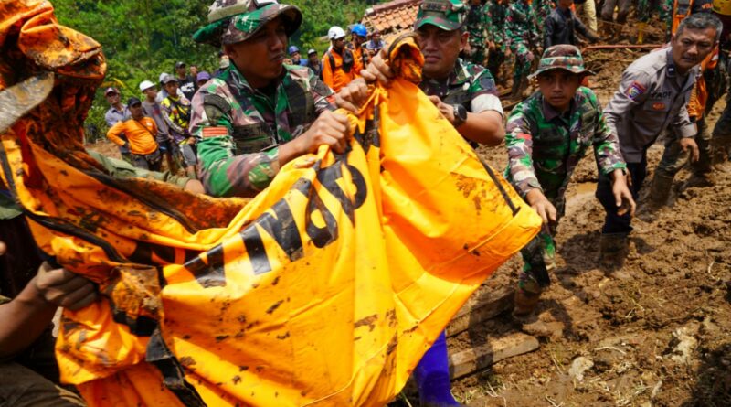 Kodam III/Slw Lakukan Pencarian Korban Tanah Longsor di Cipongkor