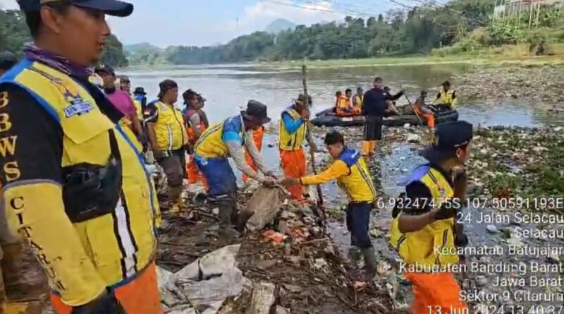 Penanganan Sampah di Jembatan Sapan Batujajar Ditargetkan Tuntas Tujuh Hari