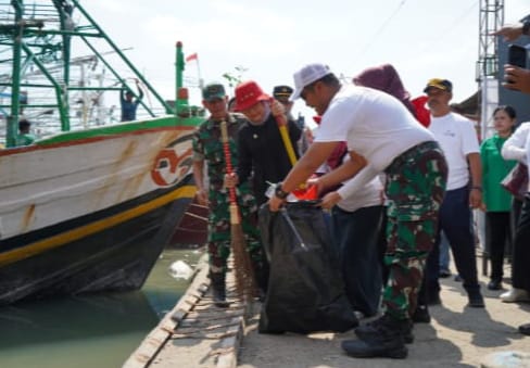 Transformasi Kawasan Pesisir Indramayu Dengan Aksi Bersih Pantai dan Laut, Bupati Nina Agustina Siapkan Kapal Keruk Senilai 15 Miliar Untuk Normalisasi 14 Muara Sungai