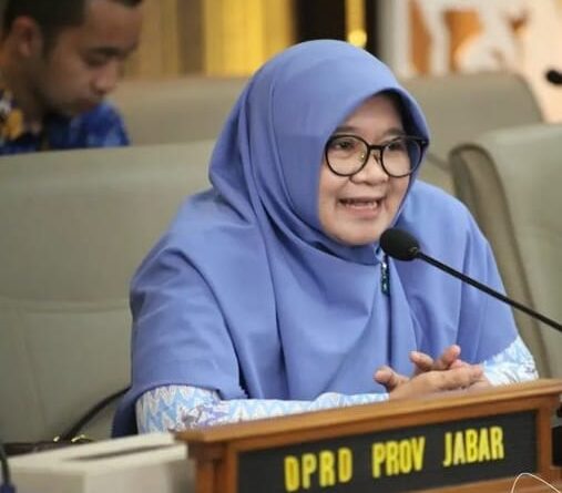 Hj.Sari Sundari : Mendorong Partisipasi Perempuan di Bidang Politik.