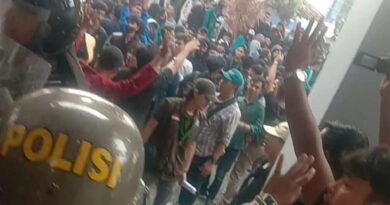 Demo Mahasiswa Berlangsung Ricuh di DPRD Garut.