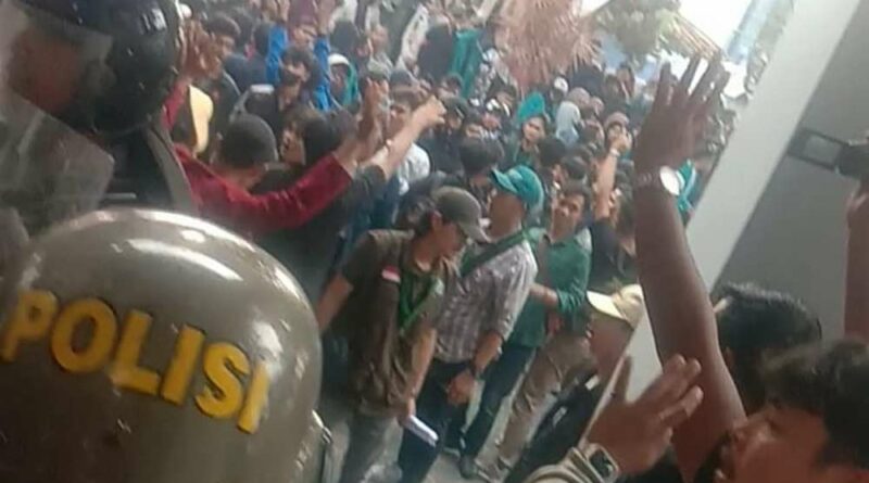 Demo Mahasiswa Berlangsung Ricuh di DPRD Garut.