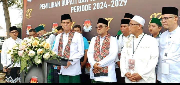 Ribuan Masa Pendukung Bacalon Bupati Dan Wakil Bupati H. Zainal Arifin Dan H. Sona , Kawal Daftar Ke Kantor KPU.