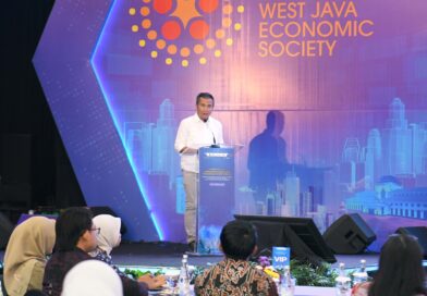 WJES 2024 Bey Machmudin Terima Buku Putih Kebijakan Ekonomi Daerah dari BI