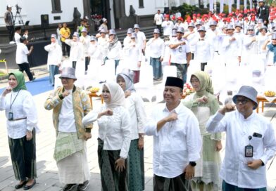 Pemakaian Sarung Tenun oleh ASN Terbanyak, Jabar Pecahkan Rekor Muri