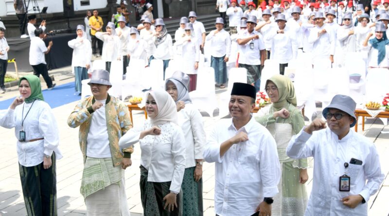 Pemakaian Sarung Tenun oleh ASN Terbanyak, Jabar Pecahkan Rekor Muri