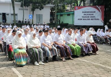 RATUSAN ASN KOTA CIMAHI DUKUNG PEMECAHAN REKOR MURI PEMAKAIAN SARUNG TENUN TERBANYAK TAHUN 2024