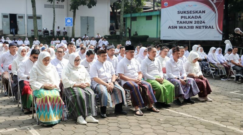 RATUSAN ASN KOTA CIMAHI DUKUNG PEMECAHAN REKOR MURI PEMAKAIAN SARUNG TENUN TERBANYAK TAHUN 2024