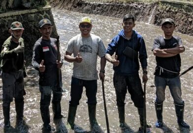 Pemerintah Desa Santosa Melakukan Kegiatan (SAJIWA) Bersih Bersih Di Lingkungan Pemukiman Dan Aliran Sungai Mariuk.