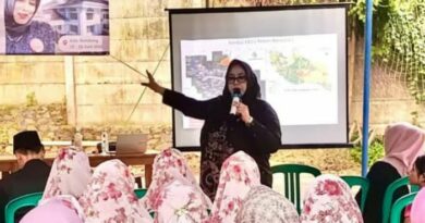 Dra.Hj.Tia Fitriani Mendorong Pelestarian Lingkungan.