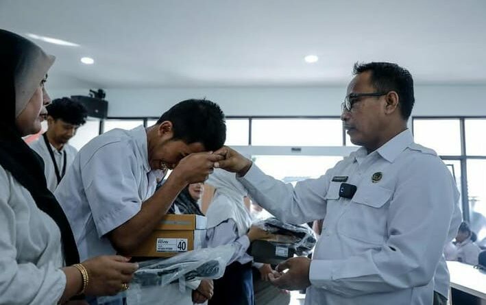 Seluruh Siswa SLBN A Pajajaran Bandung Terima Bantuan Gubernur Jabar Tas dan Sepatu.