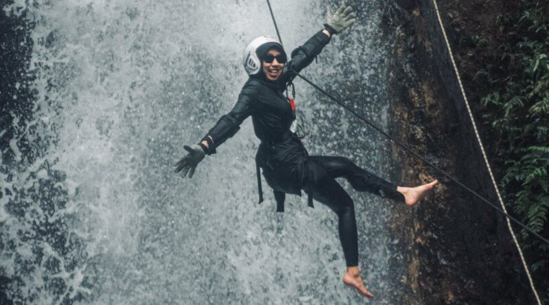 Canyoneering di Curug Dayang Sumbi Jadi Uji Adrenalin Wisatawan.