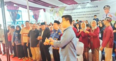 Walikota Cimahi Ngatiyana Menutup Pelatihan Menjahit Busana Industri.