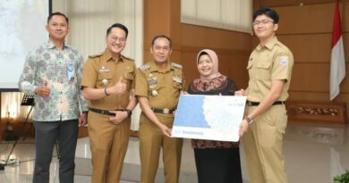 PEMKOT CIMAHI MENGGELAR PELUNCURAN KELEMBAGAAN KOPERASI KELURAHAN MERAH PUTIH
