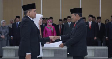 WALIKOTA CIMAHI LAKUKAN PELANTIKAN SUMPAH DAN JANJI JABATAN ADMINISTRATOR, PENGAWAS, DAN JABATAN FUNGSIONAL TERTENTU
