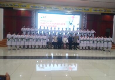 Walikota Cimahi Ngatiyana Kukuhkan Anggota Paskibraka Kota Cimahi.