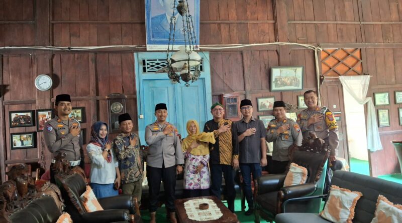 Kapolres Kabupaten Kediri Silaturahmi ke Ndalem Pojok, Siap Dukung Ruwatan Negara dengan Wayang Gandrung