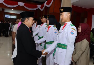 Walikota Cimahi Ngatiyana Kukuhkan Anggota Paskibraka Kota Cimahi.