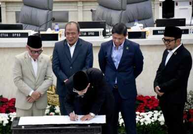 Pemda Provinsi dan DPRD Jabar Tandatangani Ranperda Perubahan APBD 2025, Fokuskan pada Kepentingan Rakyat