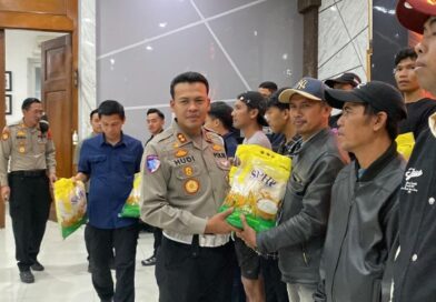 Kasat Lantas Polrestabes Bandung Salurkan Bantuan Pangan, Perkuat Kepedulian Sosial dan Ketahanan Pangan