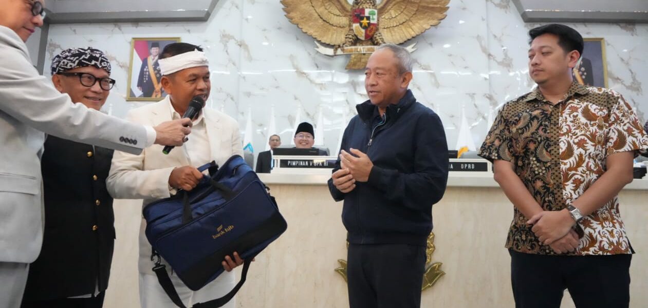 KDM Serahkan Kadeudeuh Rp1 Miliar untuk Persib Bandung