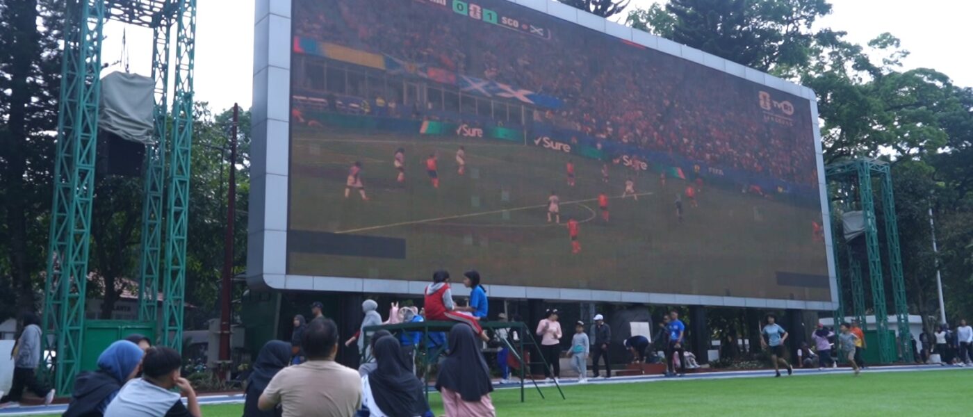 VIDEOTRON DI LAPANGAN SERKA DEDY UNADI KODAM III/SILIWANGI TAMBAH ANTUSIASME MASYARAKAT BEROLAHRAGA.