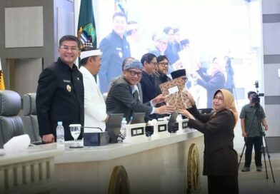 Mewakili Fraksi Golkar, Tati Supriati Serahkan Hasil Reses ke DPRD Jabar