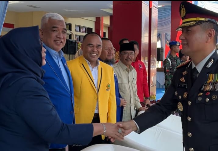 Tia Fitriani beserta Ketua Partai Hadiri HUT Bhayangkara ke-80 di Mako Polresta Bandung.
