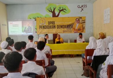 Tak Halangi Jarak, Tati Supriati Irwan Bakar Semangat Demokrasi Siswa MA Ishlahul Aqidah di Pelosok Cikalong.